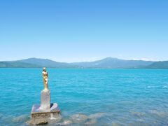 13:50
たつこ姫伝説をもとに作られた「たつこ像」に到着。
湖に浮かぶようにたたずむ「浮木神社」もありました。
