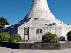 眉山の山頂に国内最大級の大きなパゴダ（高さ25m）がありました。
第2次世界大戦のビルマでの戦死者を偲んで、徳島県ビルマ会によって1958年に建立されたそうです。
