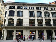 ロンザーニ宮殿の向かいのこちらは、1907年にLeonida Bertolazziの設計で建てられたCasa Barilli。ボローニャ初のショッピングセンターの一つだったとか。
確かに、外からもよく見えて、売り物がはっきり見えますね。現在は世界的なリンゴのマークのお店です。