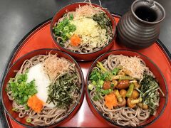 出雲市駅中の「出雲の國　麺屋」に、駅閉店間際にすべり込み。

駅周辺のそば店は、閉店が早くて焦る～
ぎりぎり、出雲の割子そばを食べることができました。