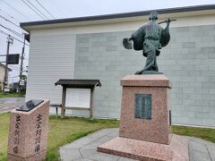 レンタカーで、宍道湖を左に見ながら東に進みます。
島根の温泉の足湯も、一緒に楽しむつもり。

出雲阿国の像の先にある・・