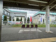 高畠駅に到着。
この駅は、新幹線が停まるので、ちょっと大きい駅です。
高畠は、泣いた赤おにの作者、浜田広介の出生地だそうです。
電車の中で、読み返しました。ネットって便利！
