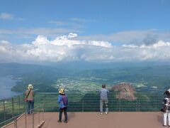 上の駅のすぐ横にあるテラスから、昭和新山が見下ろせます。ソフトクリーム券は、この右にある売店で引き換えます。ソフトドリンクも可、とのことでした