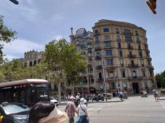 カサ・バトリョはカタルーニャ広場からグラシア大通りをカサ・ミラ方面に行く途中にあります。
