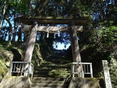 藤川天神(菅原神社)

薩摩川内市東郷町藤川に鎮座する菅原神社は、祭神は学問の神様として親しまれる菅原道真公で、地域の人たちに親しまれ藤川天神と呼ばれている。道真公が太宰府に左遷され、さらに逃れて藤川北野の地に隠退、没したと言い伝えられている。

東郷の町から阿久根に抜ける県道を走っていると、突如、目の前に、車の列が発生、もしかしたら、皆、藤川天神へ行くの？ということで１時間弱の駐車場に入る為の渋滞に巻き込まれました。