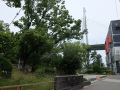 駅を降りて団地の横を抜け、歩くこと10分弱。草木生い茂る公園にやってきました。
ちなみに右端に写る建物は大阪市消防局水上消防署。港町ならではですね。