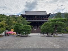 八坂神社からまた数分の知恩院へ。

母が来たいと。（他3名は拒否してた←）
けど、長ーーい坂を上って辿り着いたこちらを見たらこの先に行くのを断念。写真じゃ見づらいですが、ひたすら階段が続いています…無理。

ごめんなさい。また体力がある時に来ます。