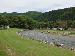 　神居滝から流れる人工の川はキャンプ場を通るようになってます！ここで家族連れの子供たちが水浴びを楽しむ様子が目に入ります！！