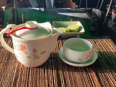 オーダーしたのは冷たいお茶。(凍頂烏龍茶)
とても暑かったのでね。

温かいお茶を選んでも値段変わらず300NT＄なので、
家族の中で1人ぐらい温かいお茶を選んでも良かったかも。

温かいお茶であれば台湾式のお茶作法を学べるし、
何よりただお茶を飲むだけではなく、自分でお茶を淹れることが出来るので。
ちなみに温かいお茶は阿里山茶なので、味の違いも楽しめるかも。

冷たいお茶は飲み放題。
定期的に「御代わりどうですか」と聞いてくるので何回か注いでもらったけど、
調子乗って飲んでたらお腹はたぽたぽ。トイレが近かった。笑