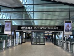 UK『London Heathrow Airport（LHR）（The Queen's Terminal）』
Terminal 2「T2A」Level 1（1F）

イギリス『ロンドン・ヒースロー国際空港（クイーンズターミナル）』
のターミナル2のレベル1（日本式の2階部分に相当）の写真。

東京・羽田空港からイギリス・ロンドンまでANAのファーストクラスに
搭乗し、空港に到着したばかりですが、毎回旅行記が途中で止まり、
最後まで作らず空港ラウンジ＆帰国便を載せずじまいになるので、
先にルフトハンザドイツ航空のビジネスクラス搭乗記を
作ることにします。イギリス観光編はしばらくお待ちくださいw

本当は復路もANAのファーストクラスで羽田空港に戻る予定でしたが、
出発の2週間前になっても空席待ちをしていた帰国便の
ANAファーストクラスの特典航空券（2名分）が落ちてこず・・・。

ANAビジネスクラスもANAプレミアムクラスの特典航空券も
満席となってしまいましたが、スターアライアンス加盟航空会社の
ルフトハンザドイツ航空のビジネスクラスの特典航空券（2名分）が
確保できたので、今からルフトハンザドイツ航空に搭乗するために
ヒースロー国際空港にやってきました。

ちなみにターミナル2は「T2A」と「T2B」と建物が2つに
分かれています。現在はターミナル2Aに居ます。

ここまでのブログはこちら↓

<ANAファーストクラスで行く最新ロンドン★羽田空港第3ターミナル
110番ゲート付近の『ANAスイートラウンジ』【DINING h
（ダイニングh）】がなくなり「SUITE DINING」に！オーダー制
フード『Wロンドン』『ウェストミンスター寺院』『大英博物館』
『バッキンガム宮殿』『タワーブリッジ』『ロンドン・アイ』
市場『レドンホール・マーケット』＆『コヴェント・ガーデン』>

https://4travel.jp/travelogue/11834481

<ANAファーストクラスで行くイギリス ① 羽田空港第3ターミナル
（国際線）のラウンジ巡り♪『TIATラウンジ』『スカイラウンジ』
高級ブランド免税店>

https://4travel.jp/travelogue/11841207

<ANAファーストクラスで行くイギリス ② 羽田空港第3ターミナル
（国際線）のラウンジ巡り♪新設ラウンジ情報も！
110番ゲート付近にあるファーストクラスのラウンジ
『ANAスイートラウンジ』＆『ANAラウンジ』、
114番ゲート付近にある『ANAラウンジ』のフード＆ドリンク★
お寿司もいただきます♪>

https://4travel.jp/travelogue/11842366

<ANAファーストクラスで行くイギリス ③ 競争率の激しい
特典航空券獲得！東京・羽田空港－ロンドン・ヒースロー国際空港間の
NH211便（ボーイング777-300ER）ANAファーストクラス
「THE Suite」搭乗記☆
「KRUG（クリュッグ）」を含めて3種類のシャンパンを飲み比べ♪
機内アメニティ、機内食＆アルコール類>

https://4travel.jp/travelogue/11844025