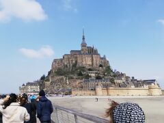 〇モンサンミッシェル Mont-Saint-Michel

バスで直ぐ近くまで行くのものと思っていたら、結構手前で降ろされた。
乗客を降ろしたバスは島の方に走っていった。

ここで降ろす意味がわからない。
モンサンミッシェルを崇めながら歩きなさいって演出か。
晴天だが風が強い。