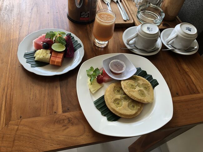 宿で朝食を食べます。<br />この日はバナナパンケーキでした。<br /><br />宿代をまとめてキャッシュで払います。<br />空港である程度の額をキャッシングしたのですが、心もとなかったので「支払いは後でもいいか」と尋ねてみたら「明日でも、明後日でもいい」と言われました。<br /><br />アゴダのサイトにはチェックインの時にまとめて現金で支払うように書いてあったのですが、オーナーさんがいいというので甘えさせていただくことにしました。<br /><br />ついでに、洗濯物について聞いてみたら、隣に住んでいる娘さん夫婦が洗濯屋さんをやっているということで、あとで頼みにいくことにします。<br />１㎏　20000Rp　でした。<br />これは相場より高いんでしょうか……。