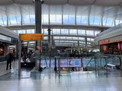 UK『London Heathrow Airport』Terminal 2「T2A」レベル1

イギリス『ロンドン・ヒースロー国際空港』のターミナル2の
【YO!  sushi】（写真右）の写真。

4トラさんの位置情報にT2店はありません。

『ルフトハンザセネターラウンジ』と『ビジネスラウンジ』の前にある
エスカレーターで下の階に降ります。