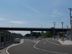 かつて三沢駅からは十和田観光鉄道というローカル私鉄が十和田市まで結んでいました。
そのころは古びた木造駅舎がありましたが、撤去されて駅前広場がきれいに整備されていました。