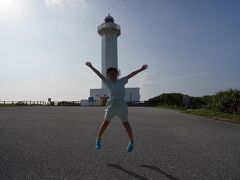 東平安名崎の灯台前でジャンプする小学４年生。