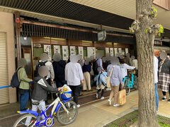 駅からすぐの場所にある和菓子店「出町ふたば」
ものすごい行列で、60～70人以上は並んでました...汗