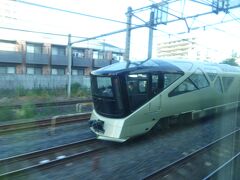 四季島は非常にゆっくり走っているので、大宮駅を出てから与野駅手前で追いつきました。

しばし並走タイムです。