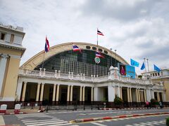 場所は変わって、昨日から気になってたフアランポーン駅。
アユタヤからの普通列車の終点になっていて、本来は昨年廃止されるはずでしたが、未だに普通列車のみ利用されていると。

何でも、ヨーロッパの駅舎を参考に造られているので、素敵スポットらしい。