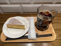 アイスコーヒーとレモンケーキを注文