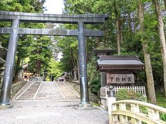 ■諏訪大社下社秋宮■
続いて、諏訪湖の東岸を北上して、下社へ
鳥居は上社とは違い青銅製です。
下社秋宮　　4社の中でここが一番印象的　　