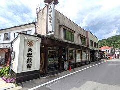 ■諏訪大社下社秋宮■
秋宮近くでは土産も充実。
秋宮の目の前の「大社煎餅 下諏訪店」　
大社煎餅は甘い煎餅ですよ・・「ピーナッツせんべい」「カステラまんじゅう」