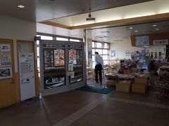 丘側に走る国道沿いの道の駅。
品揃えが良いです。