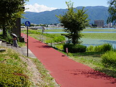 諏訪湖の風景。
ランニングコースみたいのがあります。