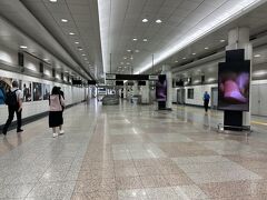 流石定刻で空港第2ビル駅に到着。
スカイライナーはかなり混んでましたが、2タミは空いてるのかな？