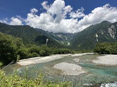 ここから梓川を右側に見て歩いていきます