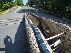 山下公園。
水の階段、ガウディの造りのような階段ですね。