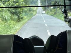 次の目的地へ向かう車中。
ジェットコースターの路です。
アップダウンの激しい直線道路、北海道ならではですね。