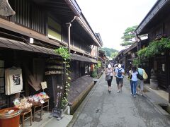 高山に到着してホテルに向かう前に「古い町並」を散歩しました。