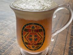 バタービールバーは大人気！
せっかくなので1杯だけ購入～
1杯￥1100 このグラスは持ち帰れます

と～っても甘かったです