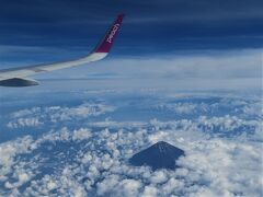富士山上空。いつどこから見てもいいものです。
