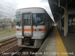 亀山駅

ここから非電化区間となるため気動車です。
乗車したのは参宮線直通鳥羽行きのキハ25系２次車M106編成のキハ25-1506です。


亀山駅：https://railway.jr-central.co.jp/station-guide/tokai/kameyama/index.html
亀山駅：https://ja.wikipedia.org/wiki/%E4%BA%80%E5%B1%B1%E9%A7%85_(%E4%B8%89%E9%87%8D%E7%9C%8C)
参宮線：https://ja.wikipedia.org/wiki/%E5%8F%82%E5%AE%AE%E7%B7%9A
鳥羽駅：https://ja.wikipedia.org/wiki/%E9%B3%A5%E7%BE%BD%E9%A7%85
キハ25系：https://ja.wikipedia.org/wiki/JR%E6%9D%B1%E6%B5%B7%E3%82%AD%E3%83%8F25%E5%BD%A2%E6%B0%97%E5%8B%95%E8%BB%8A
2次車：https://ja.wikipedia.org/wiki/JR%E6%9D%B1%E6%B5%B7%E3%82%AD%E3%83%8F25%E5%BD%A2%E6%B0%97%E5%8B%95%E8%BB%8A#2%E6%AC%A1%E8%BB%8A%EF%BC%881500%E3%83%BB1600%E7%95%AA%E5%8F%B0%EF%BC%89
M106編成：https://raillab.jp/carset/13171
キハ25-1506：https://raillab.jp/car/52976