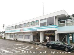 紀伊勝浦駅

新宮行きに乗車します。
乗車したのは227系1000番台SS04編成のクモハ226-1026です。
十分明るいですが初電です。


SS04編成：https://raillab.jp/carset/18302
クモハ226-1026：https://raillab.jp/car/79450