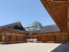 奥に天守閣が見えてきました。

本丸御殿側から見えるフォトスポットです。
本丸御殿は中を見学出ますが、凄い行列で断念しました。

確か120分待ちだったはず。ムリ～(>_<)