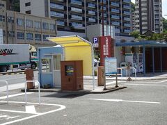高速をしばらく走って、九州鉄道記念館へ到着！　西駐車場は裏側にあります。ここから入って、車を停めましょう。
