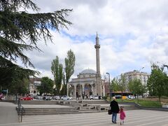 M9の道路の向かいに建っているチャルシアモスク