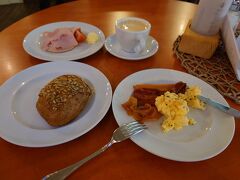 ホテルの朝食です。
昨日もそうでしたが、なぜか、サラダが見当たらず・・・。
硬そうなパンですが、おいしかったです。