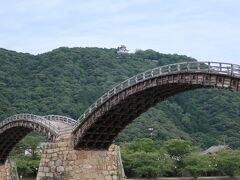 前日、夜行バスで東京駅から広島に移動し、午前中に広島城と岩国を観光しました(旅行記①)
錦帯橋からはいわくにバス10：37発のバスに乗ってJR岩国駅に戻り、そこから電車でJR宮島口駅へ。その際、岩国駅で乗り換えに時間があったので、コンビニで明日の朝食を購入しました。というのも、今日は厳島(宮島)の宿に素泊まりする予定で、島内にはコンビニがないということなので、時間があるときに早めに購入しておこうと思ったからです。