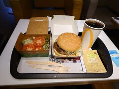 アウグスブルグで乗り継ぎが５１分あったので、再びマックで昼食。
今日は、散らかす前に、写真撮っとこ。