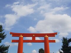 8:30に京都到着
京都では旦那熱望の御金神社へ行きたかったのだが、授与品が受けられるのが10:00～ということでまだ時間があるため御金神社と同じ地下鉄東西線沿線にある平安神宮へ
鳥居赤い！空が高い！そして暑い！！！