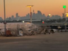 朝焼けのシドニー国際空港（Kingsford Smith）に到着。
8/12～14の３日間をシドニーで過ごし、8/15の早朝にシドニーを発つ旅程です。