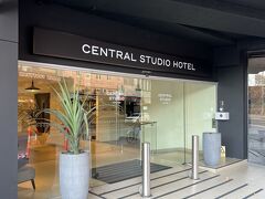 早朝でチェックインまで時間がありますので、ホテルで荷物を預かってもらいます。
「Central Studio Hotel Sydney」