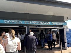 名物のフィッシュアンドチップスを目当てに行列に並びます。
「Doyles Fishermans Wharf」
