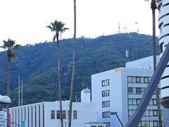 眉山は徳島市のシンボルです。290ｍのなだらかな丘陵地。
眉の形に似ているので、眉山と名付けられたそうです。
暑いので、見るだけ～
ロープウェイで上がれるそうです。

一旦ホテルに戻ります。
駅前のホテルなので、移動が楽です。