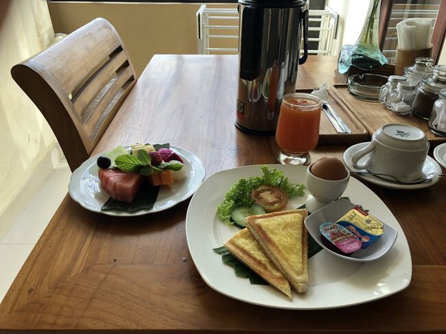 宿に帰って朝食を食べます。<br />全５種類すべて食べました。今日はゆでたまごでした。<br /><br />宿のみなさんにお別れを言います。<br />今日はガルンガンの日なので、みんな揃って正装でした。<br /><br />空港に行く手段は、悩んだ末、アゴダ経由のMOZIOにすることにして2日前に予約しておきました。<br />いろいろ不満があったにもかかわらず。<br />帰りも1割引きの割引コードがあったからです。<br />（実際手続きしてみたら、割引コードは期限切れで適用されませんでした。）<br /><br />カーチャーター　ウブドからデンパサール　＄22.15　（3.197円）<br />