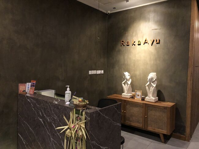 出発までの時間を過ごそうと、空港近くのホテルをいろいろ調べました。<br /><br />「ハリスホテル」にしようと思って、メールで問い合わせてみたらデイユースでも500Kからという返事がきて、高いのであきらめました。<br /><br />マップで空港に近そうな小さいホテルを探してプール付きのここにしました。<br />デイユースのプランはなかったのですが、早くチェックアウトする分には文句はないはずとたかをくくって予約してしまいました。<br />　<br />まあ清潔でいい感じのホテルでしたが、壁が薄いのか隣の話し声がけっこう聞こえました。<br />朝食に手作りのパンが食べられるようです。<br /><br />宿泊代　＄19.44　（2.814円）<br /><br />