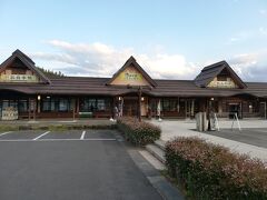 それでも尻痛には勝てず、目的地前で最後の休憩。

ショップはすべて店じまい。
